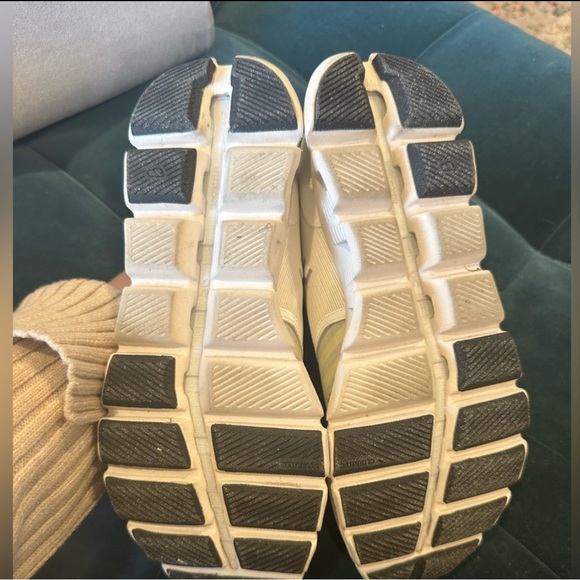 “On Cloud” Women’s 10.5 - Picture 6 of 6